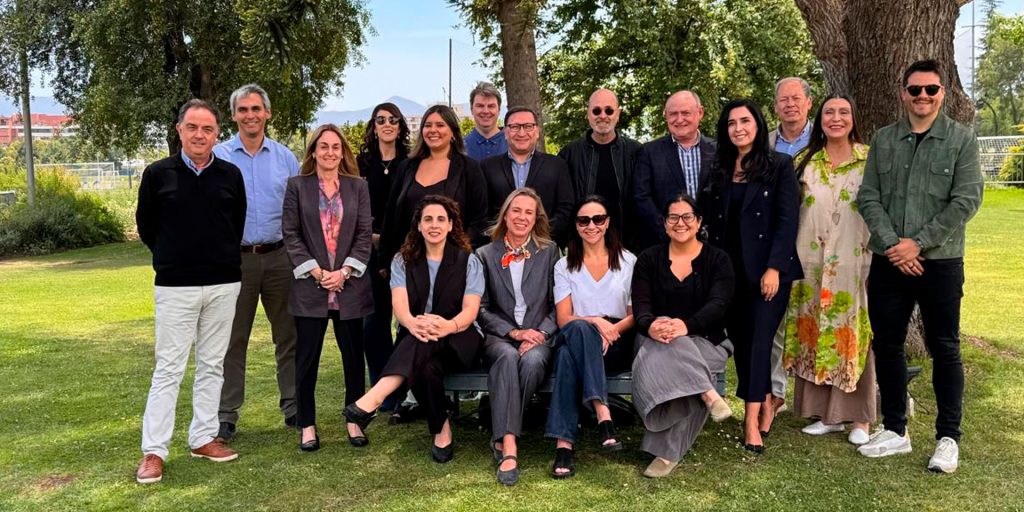 Participantes de la jornada estratégica del CONAR posan para una foto en un jardín.